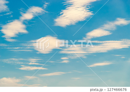 青空に散らばる波状雲 h-3 暖色加味 青空に散らばる波状雲 h-3 暖色加味 127466676