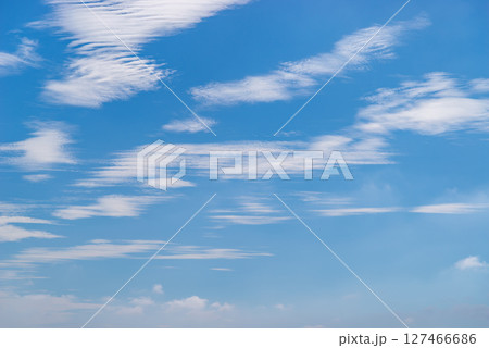 青空に散らばる波状雲　k-1 127466686