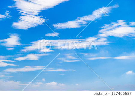 青空に散らばる波状雲　k-2 高彩度コントラスト 127466687