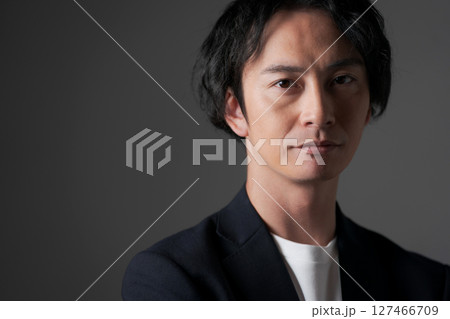 ジャケットを着た若い男性 127466709