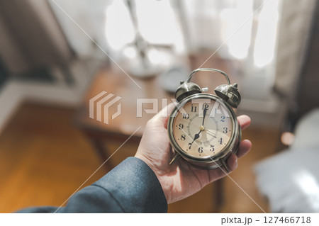 手に持たれたアティーク目覚まし時計 127466718
