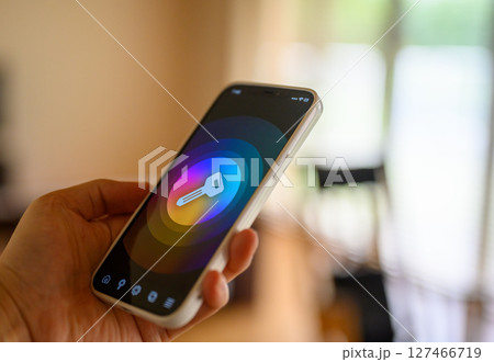 スマホを持つ男性(画面は撮影用に作成したオリジナルのものです) スマホを持つ男性(画面は撮影用に作成したオリジナルのものです) 127466719