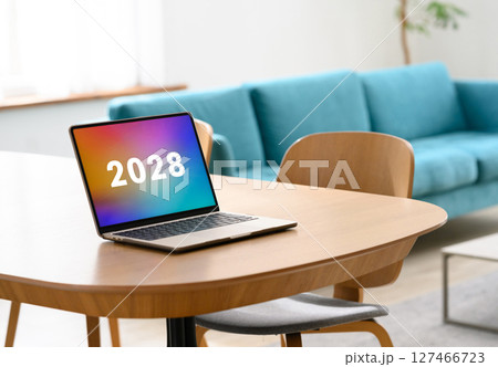 リビングに置かれたPC：2028 127466723