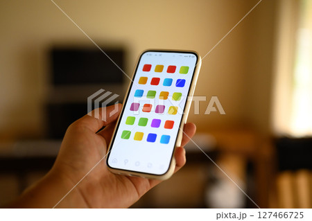 スマホを持つ男性（画面は撮影用に作成したオリジナルのものです） 127466725