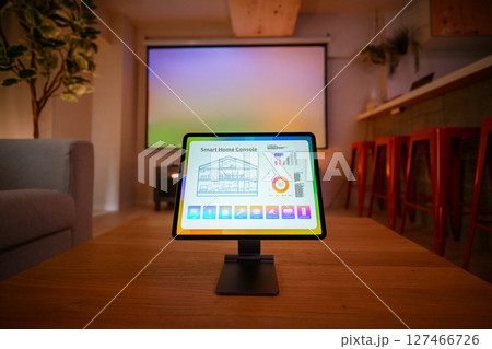 部屋でのワンシーン 127466726