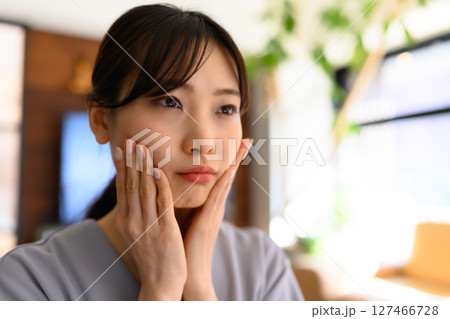 考えている女性のポートレート 考えている女性のポートレート 127466728