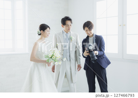 新郎新婦とウェディングフォトグラファー 127466793