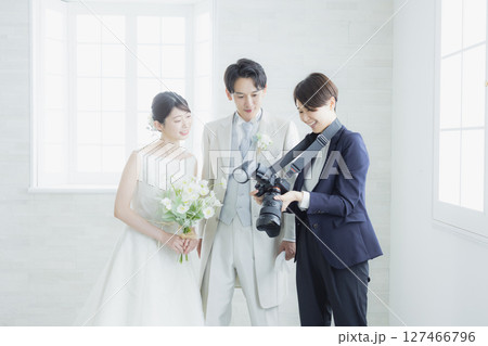 新郎新婦とウェディングフォトグラファー 新郎新婦とウェディングフォトグラファー 127466796