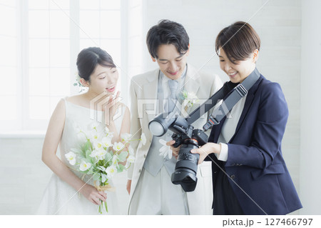 新郎新婦とウェディングフォトグラファー 新郎新婦とウェディングフォトグラファー 127466797