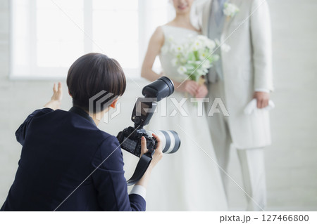 新郎新婦とウェディングフォトグラファー 127466800