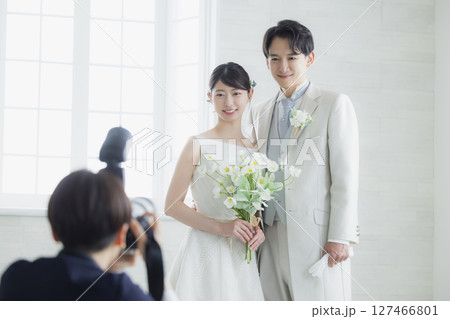 新郎新婦とウェディングフォトグラファー 127466801