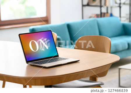 ON:リビングに置かれたPC ON:リビングに置かれたPC 127466839