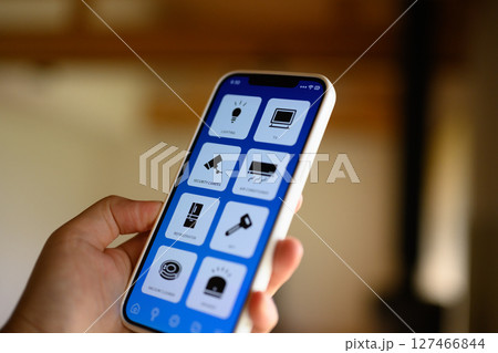 スマホを持つ男性(画面は撮影用に作成したオリジナルのものです) スマホを持つ男性(画面は撮影用に作成したオリジナルのものです) 127466844