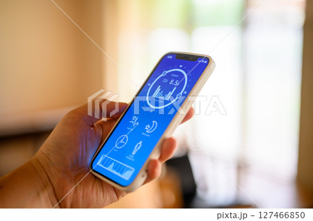 スマホを持つ男性（画面は撮影用に作成したオリジナルのものです） 127466850