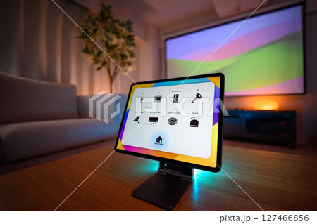 部屋でのワンシーン 127466856