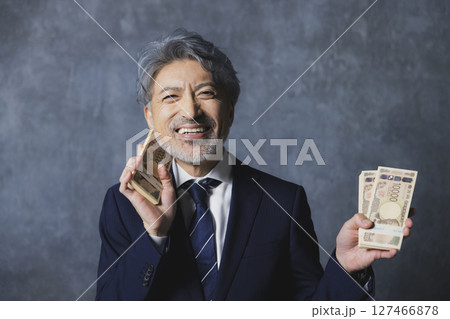 札束を持つ笑顔のシニアビジネスマン 127466878