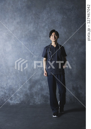 スクラブの男性　医師　看護師　　 127467042
