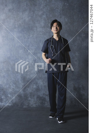 スクラブの男性　医師　看護師　　 127467044
