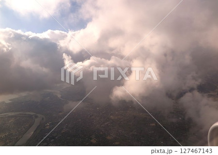 雲に覆われた道 127467143