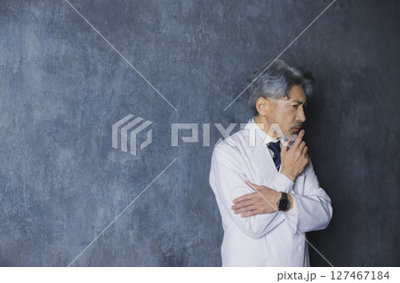 グレイヘアの医師 127467184