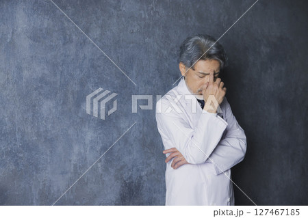 グレイヘアの医師 127467185