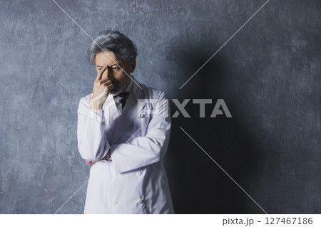 グレイヘアの医師 127467186