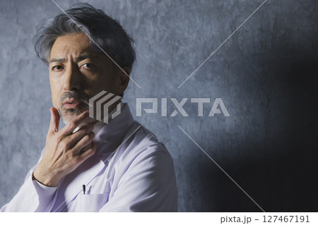 グレイヘアの医師 127467191
