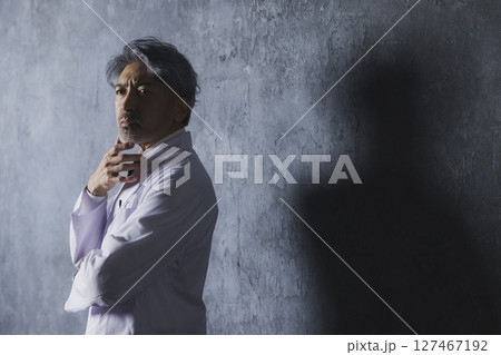 グレイヘアの医師 127467192