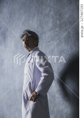 グレイヘアの医師 127467193