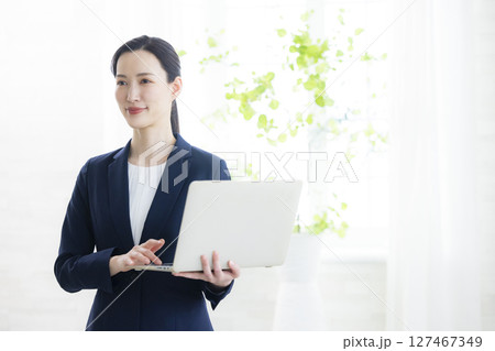 ノートパソコンを持つ笑顔のビジネスウーマン　  127467349