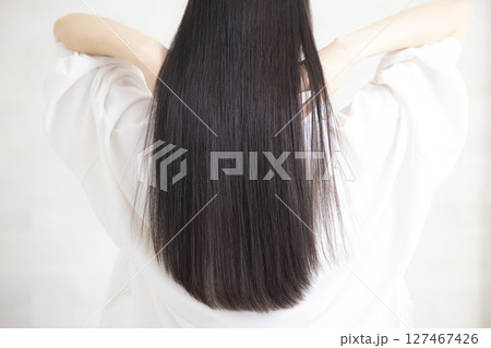 美しいロングヘアの女性　　　 127467426