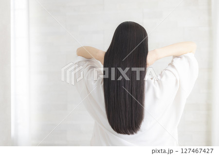 美しいロングヘアの女性　　　 127467427
