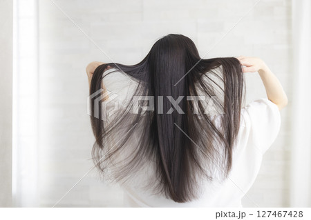 美しいロングヘアの女性　　　 127467428