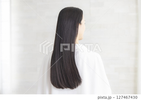 美しいロングヘアの女性　　　 127467430