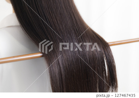 美しいロングヘアの女性　　　 127467435