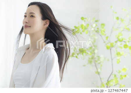 ヘアケアをする女性　　　 127467447