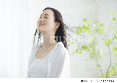 ヘアケアをする女性　　　 127467448