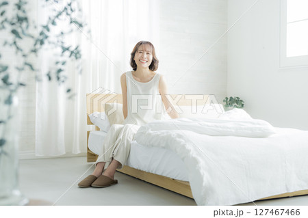 寝室で目覚めるシニア女性 127467466