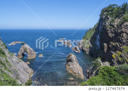 春の浦富海岸の風景 鳥取県 浦富海岸 127467874