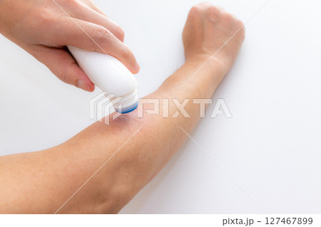 虫に刺された腕に薬を塗る 127467899