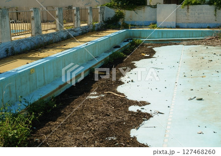 廃棄されたプールの風景 廃棄されたプールの風景 127468260