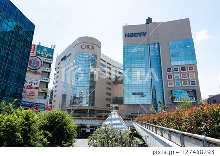 NOCTYとOIOI（ノクティとマルイ）を見上げる　溝の口の駅前　神奈川県川崎市高津区溝口 127468293