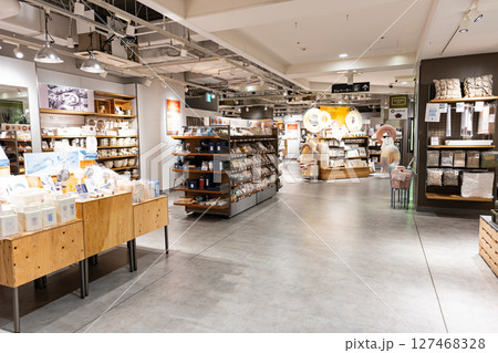 3COINS +plus溝の口ノクティプラザ店でお買物　溝の口駅　神奈川県川崎市高津区溝口 127468328