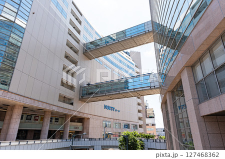 NOCTYとOIOI（ノクティとマルイ）の連絡通路を屋外から　溝の口の駅前　神奈川県川崎市高津区溝口 127468362