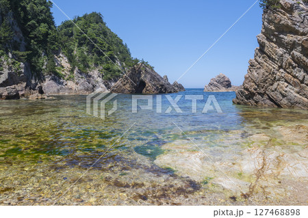 春の浦富海岸の風景 鳥取県 浦富海岸 春の浦富海岸の風景 鳥取県 浦富海岸 127468898