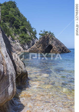 春の浦富海岸の風景 鳥取県 浦富海岸 春の浦富海岸の風景 鳥取県 浦富海岸 127468900