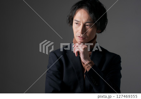 顎に手を当てる男性 127469355