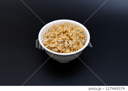 黒背景の茶碗によそう玄米ご飯 トリミングアップ 黒背景の茶碗によそう玄米ご飯 トリミングアップ 127469374