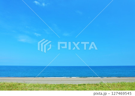 北海道　夏の青空とオホーツク海 127469545