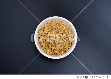 黒背景の茶碗によそう玄米ご飯 黒背景の茶碗によそう玄米ご飯 127469591